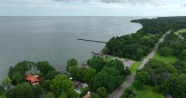 New York, Rochester 'daki Ontario Gölü kıyısındaki lüks banliyö evleri. New York 'un taşrasında kırsal kesimde özel yerleşim evleri.