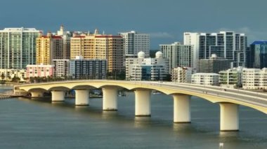 Amerika 'da şehir turları. Sarasota 'da şehir merkezinde Ringling Köprüsü ve Florida' da pahalı deniz kenarı binaları var. ABD 'de şehir seyahati.