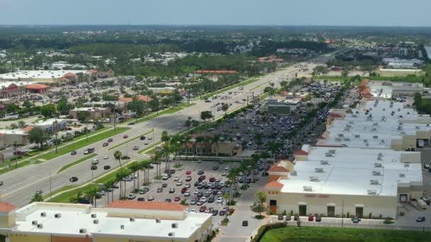フロリダ州ノースポートのアメリカの広い道路とストリップモール広場の上からの眺め 車を運転する町の交通 アメリカの交通インフラコンセプト — ストック動画