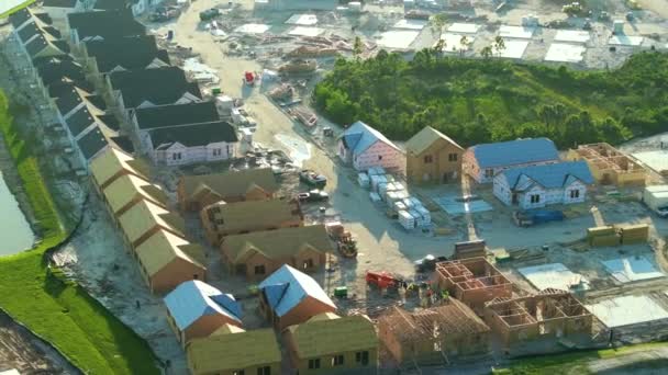 木製の屋根の梁を建設中の安価な家の未完成のフレームの上からの眺め 米国郊外における住宅開発 米国の不動産市場 — ストック動画
