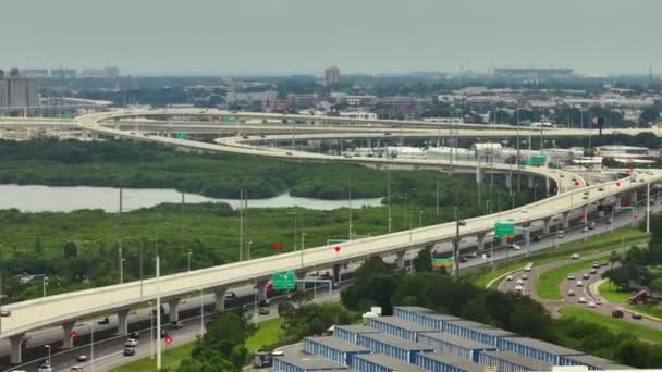 アメリカの交通インフラを上から眺める フロリダ州タンパで高速運転車を搭載したアメリカの高架高速道路の航空眺望 — ストック動画