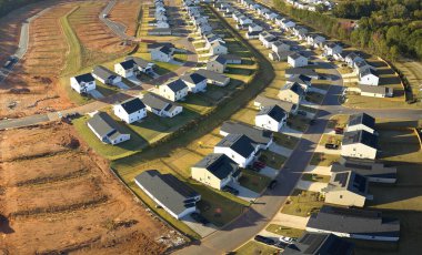 Güney Carolina 'da sıkıca sarılmış yeni evleri olan inşaat alanının havadan görüntüsü. Amerikan banliyölerinde emlak gelişimine örnek olarak aile evleri.