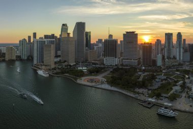 Miami Brickell 'in şehir merkezinin hava görüntüsü, Florida, ABD gün batımında. Modern Amerikan megapolis 'indeki yüksek ticari ve meskun gökdelen binaları.