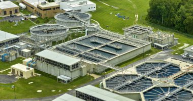 Kentsel atık su arıtma tesisindeki modern su temizleme tesisinin havadan görüntüsü. İstenmeyen kimyasalların, askıya alınmış katı maddelerin ve gazların kirlenmiş sıvılardan çıkarılması süreci.