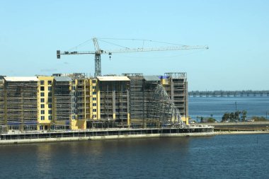 Ian Kasırgası 'nın ABD' nin Charlotte Limanı 'ndaki yüksek apartman inşaatının hava manzarası mahvoldu..