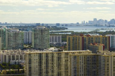 Atlantik Okyanusu kıyısındaki lüks otelleri ve apartmanları olan Sunny Isles Beach şehrinin hava manzarası. Güney Florida 'daki Amerikan turizm altyapısı.