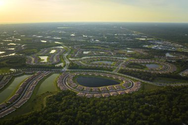 Florida 'da göl suyu olan kapalı yaşam kulüplerinin hava manzarası. Amerikan banliyölerinde emlak gelişimine örnek olarak aile evleri.