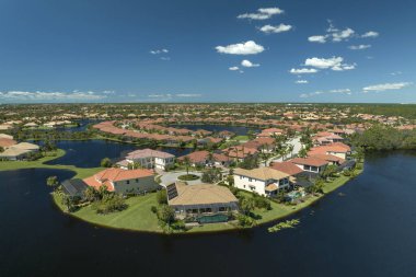Doğal afet sonrası. Florida yerleşim bölgesinde Ian kasırgası ile sel basmış evler..