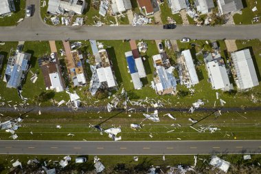 Florida yerleşim bölgesindeki Ian kasırgasından sonra ağır hasar görmüş mobil evler. Doğal afetin sonuçları..