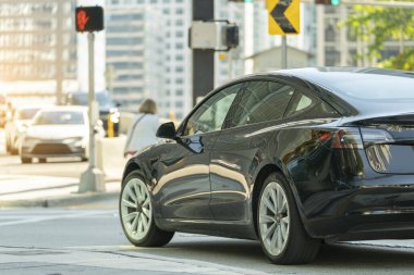 Miami caddesinde elektrikli araba. Florida 'da trafik ışıklarıyla kavşakta araba süren bir trafik..