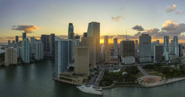 Florida, ABD 'de Miami Brickell şehir merkezinin akşam manzarası. Modern Amerikan megapolis 'inde karanlık yüksek gökdelen binaları olan gökyüzü..