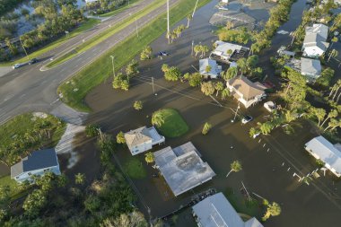 Florida yerleşim bölgesinde sağanak yağıştan sonra yerleşim yerlerini çevreleyen yüksek su baskınları. Doğal afetin sonuçları..