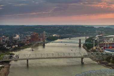 Kentucky, Covington. ABD şehir merkezinin gece şehir manzarası. Köprü trafiği ve modern Amerikan şehrindeki parlak gökdelen binalarıyla gökdelenler..