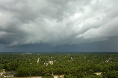 Kasaba üzerinde sağanak fırtınadan önce fırtınalı gökyüzünde oluşan kara uğursuz bulutların manzarası..