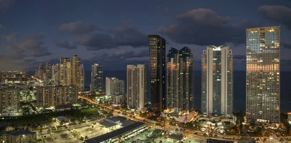 Florida, ABD 'deki Sunny Isles Beach şehrinin şehir merkezindeki hava manzarası. Modern Amerika 'nın orta kesimindeki parlak gökdelen binaları.