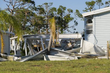 Doğal afet sonuçları. Florida yerleşim bölgesindeki kasırga mobil evleri tarafından ağır hasar gördü.