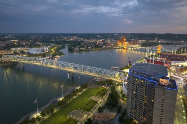 Ohio, ABD 'nin Cincinnati şehrinin şehir merkezindeki gece şehir manzarası. Köprü trafiği ve modern Amerikan megapolis 'indeki parlak gökdelen binalarıyla gökdelenler..