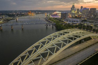 Ohio, ABD 'nin Cincinnati şehrinin şehir merkezindeki gece şehir manzarası. Köprüde arabaları süren ve modern Amerikan megapolis 'inde gökdelenleri aydınlatan gökdelenler..