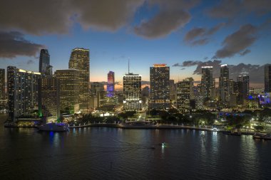 Florida, ABD 'de Miami Brickell şehir merkezinin gece şehir manzarası. Modern Amerikan megapolis 'indeki parlak gökdelen binalarıyla gökdelenler..