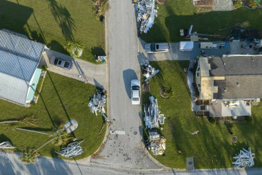 Güçlü kasırgalardan kaynaklanan mülk hasarı. Florida 'da yıkık dökük çatıları olan mobil evler. Doğal afetin sonuçları..