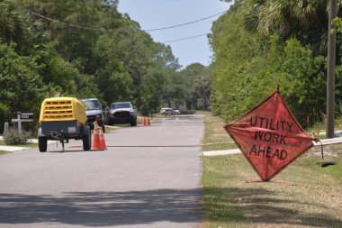 Caddedeki yol çalışması tabelasında, inşaat ve kamu hizmetleri hakkında arabalara uyarı olarak.
