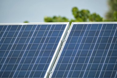 Temiz elektrik enerjisi üretmek için güneş fotovoltaik panelleri olan sürdürülebilir elektrik santrali. Sıfır emisyon kavramı ile yenilenebilir elektrik.