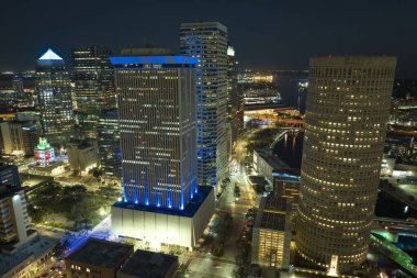 Florida, ABD 'nin Tampa şehrinin şehir merkezindeki yüksek gökdelen binalarının ve sokak trafiğinin yukarıdan görüntüsü. Amerikan megapolis 'i ve geceleri finans bölgesi..