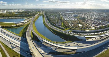 ABD ulaşım altyapısının üstünden bak. Miami, Florida 'da hızlı araba ve kamyonlarla Amerikan otoyolunun kesiştiği yer..