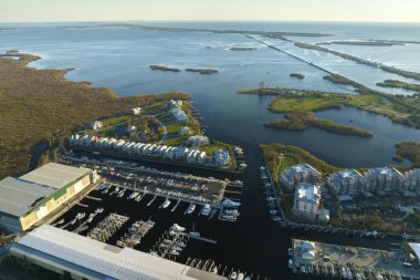 Florida kıyı bölgesinde fırtınalar tarafından tahrip edilen motorlu tekne ve yatlarla dolu bir depo. Doğal afet ve bunun sonuçları.