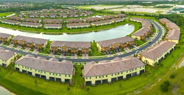 Florida 'nın kapalı banliyö bölgesindeki su baskınlarını önlemek için sıkıca yerleştirilmiş aile evlerinin hava görüntüsü. Amerikan banliyölerinde gayrimenkul geliştirme.