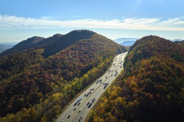 Kuzey Carolina 'daki I-40 otobanından Asheville' e giden Golden Fall 'daki Appalachian Dağları' na giden hareket eden kamyon ve arabalarla. Eyaletler arası ulaşım kavramı.