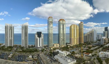 Pahalı otelleri ve Atlantik Okyanusu kıyısındaki apartman binalarıyla Sunny Isles Beach 'in yüksek açılı manzarası. Güney Florida 'daki Amerikan turizm altyapısı.