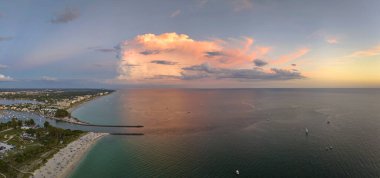 ABD 'nin Sarasota eyaletindeki Nokomis plajı ve Güney ve Kuzey Jetty' nin hava manzarası. Birçok insan tatillerini körfez suyunda yüzerek ve gün batımında sıcak Florida güneşinde dinlenerek geçiriyor..