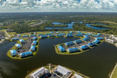 Daire çatıları, asfalt kiremitleri değişene kadar yağmur suyuna karşı mavi koruyucu muşambayla kaplı. Kasırga tarafından hasar verildi..