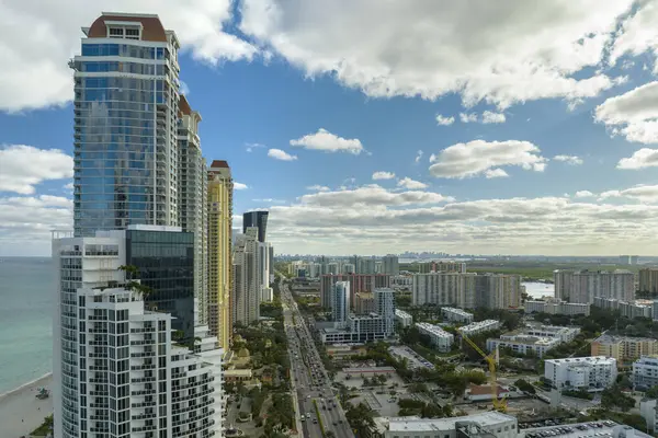 Sunny Isles Beach City 'deki Atlantik Okyanusu kıyısındaki lüks otellerin ve apartmanların manzarası. Güney Florida 'daki Amerikan turizm altyapısı.