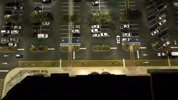 Parlak Bir Şekilde Aydınlatılmış Park Yerindeki Alışveriş Merkezinin Önünde Gece — Stok video