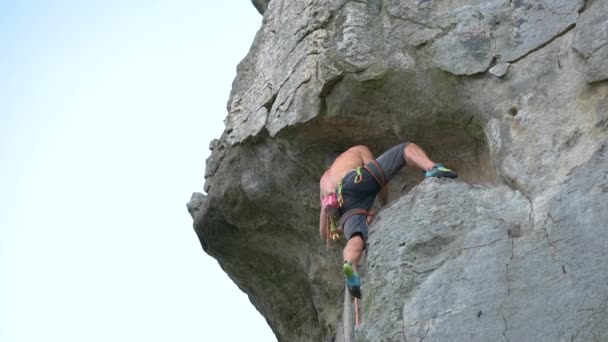 Entschlossener Bergsteiger Der Die Steile Wand Des Felsigen Berges Erklimmt — Stockvideo
