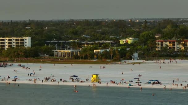 美国萨拉索塔著名的午睡海滩 沙滩上有柔软的白沙 许多人喜欢在温暖的海湾里洗澡 日落时晒太阳 — 图库视频影像