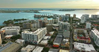 Sarasota şehrinin üstünde, Florida kıyı şeridi yüksek binalar ve John Ringling Geçidi şehir merkezinden St. Armands Key 'e gidiyor..
