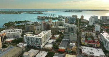 Sarasota şehrinin üstünde, Florida kıyı şeridi yüksek binalar ve John Ringling Geçidi şehir merkezinden St. Armands Key 'e gidiyor..