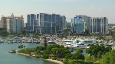 Florida, ABD 'deki Sarasota şehrinin şehir merkezindeki yat limanlarının havadan görünüşü. Modern Amerikan megapolis 'indeki yüksek ticari ve meskun gökdelen binaları.