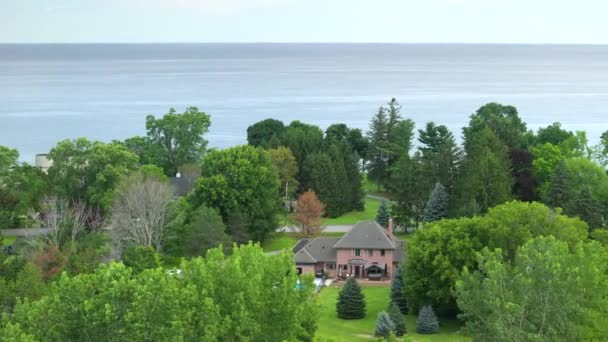 Letecký Pohled Prostorný Rodinný Dům Břehu Jezera Ontario Severní Části — Stock video