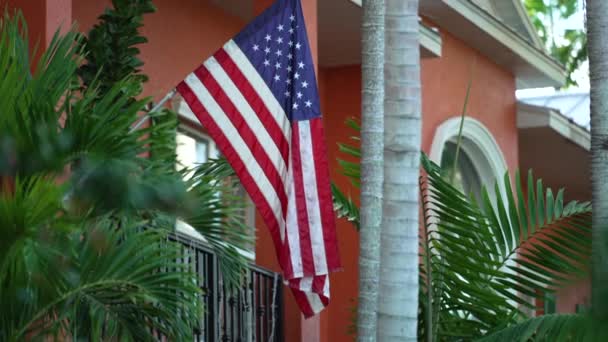 Американский Национальный Флаг Размахивающий Перед Частным Домом Флориды Звезды Полосы — стоковое видео