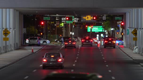 Amplia Intersección Calles Multicarril Con Semáforos Coches Movimiento Por Noche — Vídeos de Stock