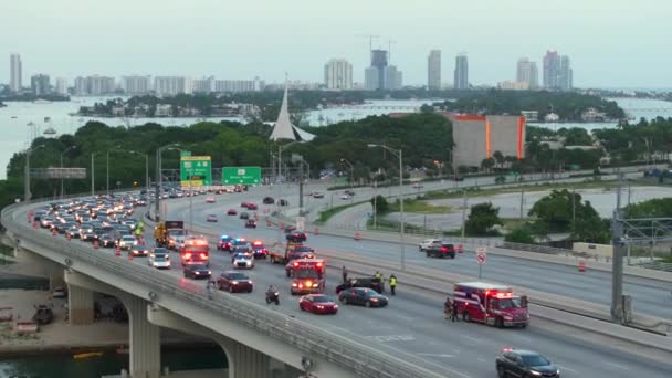 迈阿密的车祸现场有应急服务人员和应对美国街头交通事故的车辆 第一批救援人员帮助美国桥梁公路上的车祸受害者 — 图库视频影像