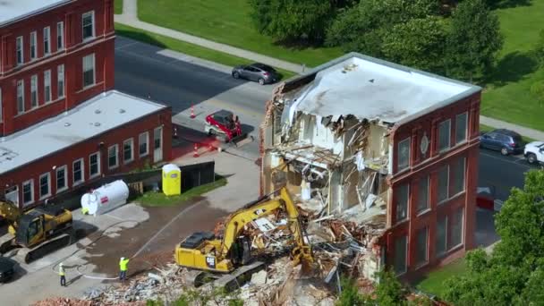 Demolition Historic Edwards Building Berea Kentucky Crawler Excavator Demolishing Brick — Stock Video