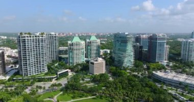 Florida, ABD 'deki Miami Coconut Grove mahallesinde. Şehir merkezindeki beton ve cam gökdelen binaların yukarıdan görüntüsü. Ticari finans bölgesiyle Amerikan megapolis.