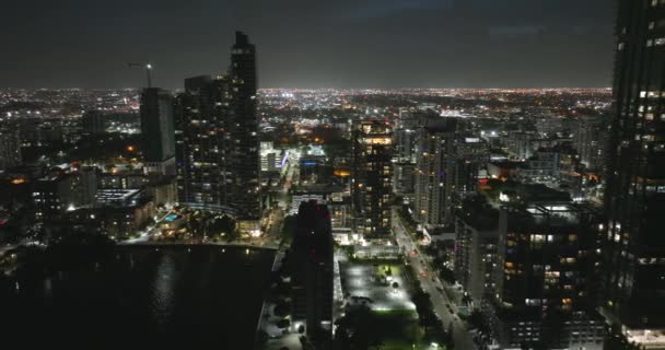 米国フロリダ州マイアミ ブリッケル ダウンタウン地区の明るく照らされた輝かしい高層ビルの夜景 ビジネス金融地区を持つアメリカのメガポリス — ストック動画