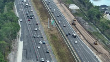 Sarasota, Florida 'daki endüstriyel yol işlerinde trafik yavaş ilerliyor. Geniş Amerikan otoyolu yapım aşamasında. Şehirlerarası yolculuk için hızlı ulaşım sisteminin geliştirilmesi.