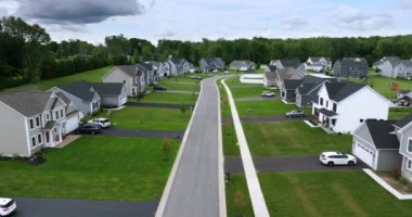 Rochester New York banliyösündeki en pahalı iki katlı özel evlerin en üst görüntüsü. Yüksek sosyetede yeni aile evleri. Amerikan banliyölerinde gayrimenkul geliştirme.